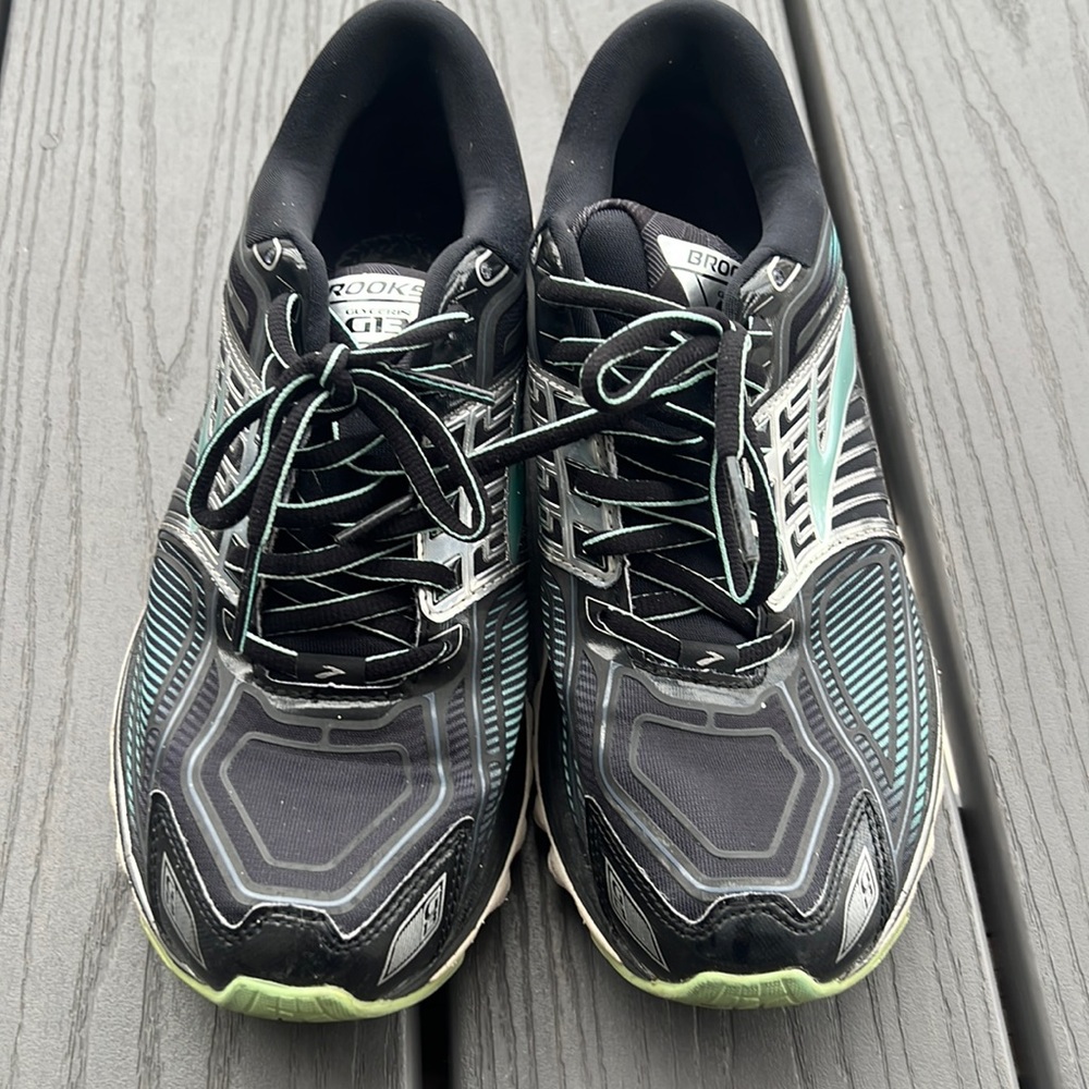 Brooks womans sneakers
